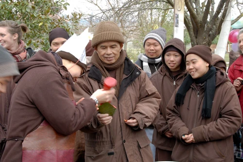 49. Su Ong tham gia hoi cho Xuan.jpg