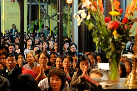 Chùa Phúc Khánh có khá đông khách đến dâng sao lễ Phật. Ảnh: Hoàng Hà.