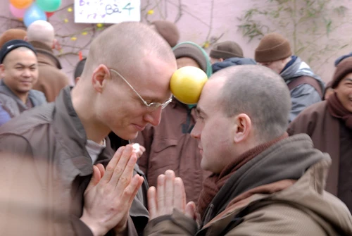 57. Tro choi trung thuong.jpg