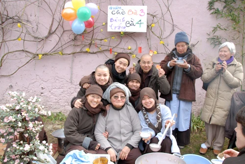 58. Ngay Xuan ben nhau.jpg