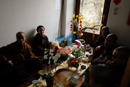 60. Tham phong quy su co Xom Moi.jpg