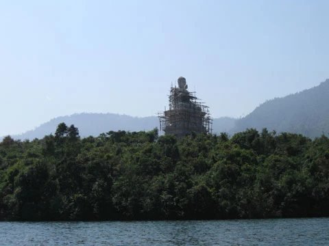 Tượng Phật nằm giữa đất trời.