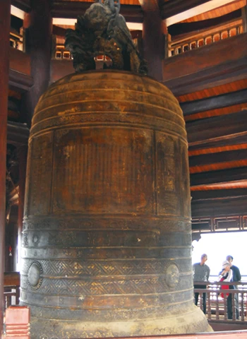 Chiếc chuông đồng lớn nhất Việt Nam nặng 36 tấn, được đúc tại Huế.