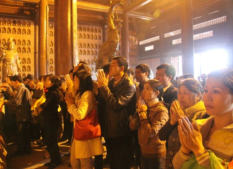 Mặc dù chùa vẫn đang trong quá trình thi công nhưng du khách vẫn đổ về rất đông, chủ yếu để chiêm ngưỡng cảnh quan.