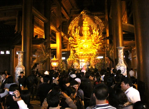 Du khách thi nhau chụp hình tượng phật bà lập kỷ lục lớn nhất Việt Nam, mới hô thần nhập tượng ngày 6 tết.