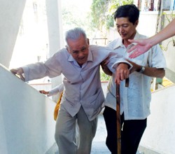 Dù tuổi cao, sức yếu nhưng cụ Hết vẫn đi trả ơn những nơi từng cưu mang mình - Ảnh: Minh Nam Dù tuổi cao, sức yếu nhưng cụ Hết vẫn đi trả ơn những nơi từng cưu mang mình - Ảnh: Minh Nam