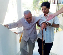 Dù tuổi cao, sức yếu nhưng cụ Hết vẫn đi trả ơn những nơi từng cưu mang mình - Ảnh: Minh Nam