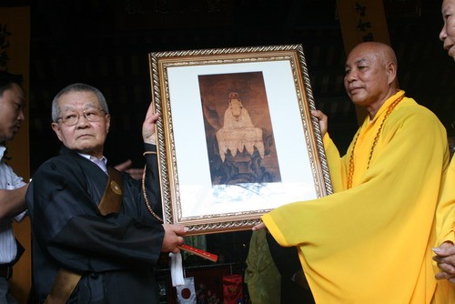 Lễ đón phiên bản bức tranh Thác kiến Quan Thế Âm có niên đại hơn 400 năm do chùa Jomyo (Nhật Bản) trao tặng Lễ đón phiên bản bức tranh Thác kiến Quan Thế Âm có niên đại hơn 400 năm do chùa Jomyo (Nhật Bản) trao tặng
