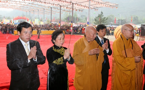 Phó Chủ tịch nước Nguyễn Thị Doan (thứ hai từ trái sang) thắp hương tại lễ khai hội.