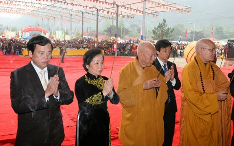 Phó Chủ tịch nước Nguyễn Thị Doan (thứ hai từ trái sang) thắp hương tại lễ khai hội.