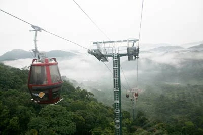 Hai chặng cáp treo là hai lần "vượt mây".