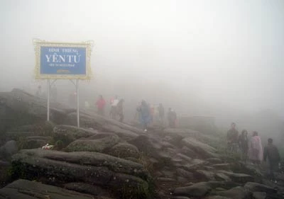 Đường lên đỉnh thiêng Yên Tử mịt mù trong sương.