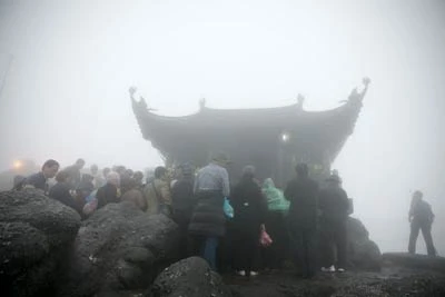 Chùa Đồng ẩn hiện trong mây mù.