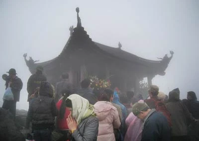 Du khách thành tâm làm lễ tại Chùa Đồng.