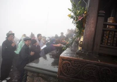 Bất chấp sương mù dày đặc và gió rét.