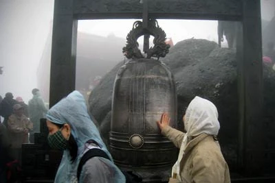 Vượt qua bao khó khăn mới tới được Chùa Đồng, ai cũng muốn chạm tay vào để lấy may.