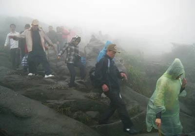 Trong mây mù và gió rét, đường lên đã khó, đường xuống còn khó khăn gấp bội.