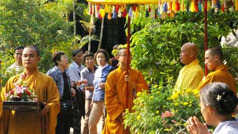 Cung nghinh tranh cổ 400 năm do chùa Nhật tặng ảnh 1 Mô tả ảnh.