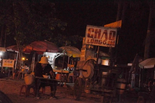 Sau khi một số cơ quan báo chí phản ánh nạn “sư giả”, một số “thầy” đã bị các cơ quan chức năng xử lý vào cuối năm 2009. Thế nhưng chỉ sau một thời gian tạm lắng, tình trạng các “thầy” đi “khất thực” lại tái diễn. Thậm chí các "thầy" còn chuyển sang một số lĩnh vực khá mới mẻ như bán vé số, bán nhang... Ngày làm việc của họ bắt đầu từ sớm tinh mơ, hẳn để tránh sự dòm ngó của hàng xóm.