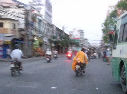 Cách Chợ Lớn khoảng 2 km, “sư cô” xuống xe buýt, bắt xe ôm vào chợ để “làm ăn”. Bước “khất thực” xin tiền là bước thứ 4 - bước cuối cùng. Lúc này, bộ quần áo bạc màu hồi nãy đã được thay bởi bộ quần áo màu vàng rực. Từ một người phụ nữ bình thường, biến thành một “sư cô” đi khất thực Cách Chợ Lớn khoảng 2 km, “sư cô” xuống xe buýt, bắt xe ôm vào chợ để “làm ăn”. Bước “khất thực” xin tiền là bước thứ 4 - bước cuối cùng. Lúc này, bộ quần áo bạc màu hồi nãy đã được thay bởi bộ quần áo màu vàng rực. Từ một người phụ nữ bình thường, biến thành một “sư cô” đi khất thực
