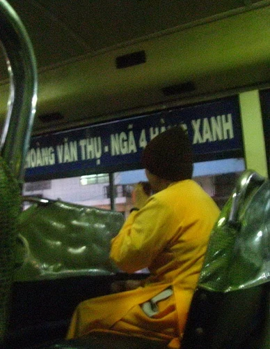 Toàn bộ các bước “hóa thân” được "cô" thực hiện chóng vánh trong khoảng 10 phút. Đi đến đường Hồng Bàng (Q5) “cô” lôi từ túi đồ màu vàng ra một chiếc bánh mì, xé đôi và ăn ngấu nghiến ít miếng để chuẩn bị “hành khất”