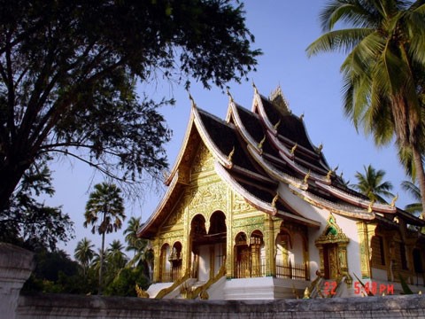 Với những ngôi chùa cổ, Luang Prabang được mệnh danh là Vườn địa đàng của Đông Nam Á. Với những ngôi chùa cổ, Luang Prabang được mệnh danh là Vườn địa đàng của Đông Nam Á.