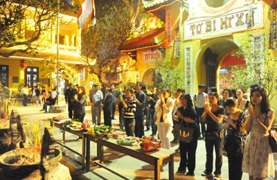 Đi lễ ngày Rằm tháng Giêng tại chùa Quán Sứ. Ảnh: Viết Thành Đi lễ ngày Rằm tháng Giêng tại chùa Quán Sứ. Ảnh: Viết Thành