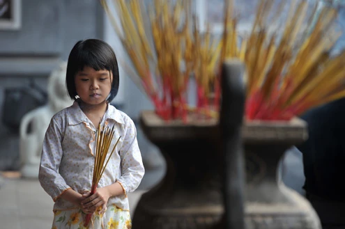 Trước Tết nguyên tiêu một ngày, chùa Hà đông nghịt người đến làm lễ (chiều 14 âm lịch). Nhiều người mua vé số cầu may trước cửa chùa. Trẻ em cũng đi chùa cúng rằm đầu tiên của năm. Bé Ánh (7 tuổi) ngẩn ngơ với bó hương trong khi chờ mẹ làm lễ bên trong. Lửa hóa vàng liên tục cháy đỏ. Tại tổ đình Phúc Khánh, hàng nghìn người xếp hàng ngoài đường Tây Sơn làm lễ cầu an. Oản, chuối chuẩn bị được phát lộc bày trên vỉa hè ngoài cổng. Lối vào cổng chùa Phúc Khánh không còn một chỗ trống, việc đi lại khá khó khăn. Cảnh sát phải trèo qua dải phân cách để giải quyết ùn tắc giao thông khu vực này. Tuy nhiên, đến tối khu vực Ngã Tư Sở vẫn bị tắc nghẽn.