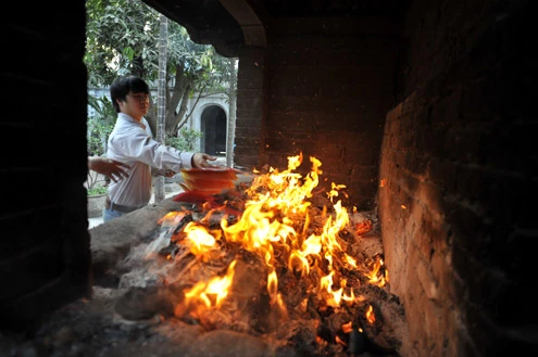 Trước Tết nguyên tiêu một ngày, chùa Hà đông nghịt người đến làm lễ (chiều 14 âm lịch). Nhiều người mua vé số cầu may trước cửa chùa. Trẻ em cũng đi chùa cúng rằm đầu tiên của năm. Bé Ánh (7 tuổi) ngẩn ngơ với bó hương trong khi chờ mẹ làm lễ bên trong. Lửa hóa vàng liên tục cháy đỏ. Tại tổ đình Phúc Khánh, hàng nghìn người xếp hàng ngoài đường Tây Sơn làm lễ cầu an. Oản, chuối chuẩn bị được phát lộc bày trên vỉa hè ngoài cổng. Lối vào cổng chùa Phúc Khánh không còn một chỗ trống, việc đi lại khá khó khăn. Cảnh sát phải trèo qua dải phân cách để giải quyết ùn tắc giao thông khu vực này. Tuy nhiên, đến tối khu vực Ngã Tư Sở vẫn bị tắc nghẽn.