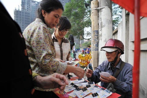 Trước Tết nguyên tiêu một ngày, chùa Hà đông nghịt người đến làm lễ (chiều 14 âm lịch). Nhiều người mua vé số cầu may trước cửa chùa. Trẻ em cũng đi chùa cúng rằm đầu tiên của năm. Bé Ánh (7 tuổi) ngẩn ngơ với bó hương trong khi chờ mẹ làm lễ bên trong. Lửa hóa vàng liên tục cháy đỏ. Tại tổ đình Phúc Khánh, hàng nghìn người xếp hàng ngoài đường Tây Sơn làm lễ cầu an. Oản, chuối chuẩn bị được phát lộc bày trên vỉa hè ngoài cổng. Lối vào cổng chùa Phúc Khánh không còn một chỗ trống, việc đi lại khá khó khăn. Cảnh sát phải trèo qua dải phân cách để giải quyết ùn tắc giao thông khu vực này. Tuy nhiên, đến tối khu vực Ngã Tư Sở vẫn bị tắc nghẽn.