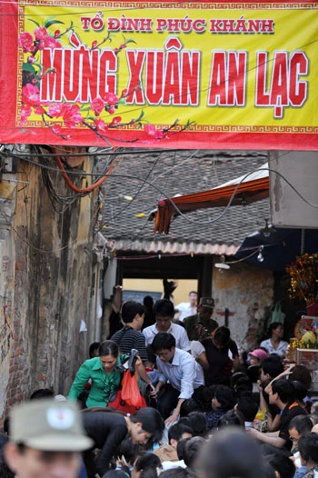 Trước Tết nguyên tiêu một ngày, chùa Hà đông nghịt người đến làm lễ (chiều 14 âm lịch). Nhiều người mua vé số cầu may trước cửa chùa. Trẻ em cũng đi chùa cúng rằm đầu tiên của năm. Bé Ánh (7 tuổi) ngẩn ngơ với bó hương trong khi chờ mẹ làm lễ bên trong. Lửa hóa vàng liên tục cháy đỏ. Tại tổ đình Phúc Khánh, hàng nghìn người xếp hàng ngoài đường Tây Sơn làm lễ cầu an. Oản, chuối chuẩn bị được phát lộc bày trên vỉa hè ngoài cổng. Lối vào cổng chùa Phúc Khánh không còn một chỗ trống, việc đi lại khá khó khăn. Cảnh sát phải trèo qua dải phân cách để giải quyết ùn tắc giao thông khu vực này. Tuy nhiên, đến tối khu vực Ngã Tư Sở vẫn bị tắc nghẽn.