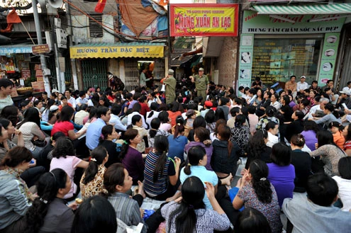 Trước Tết nguyên tiêu một ngày, chùa Hà đông nghịt người đến làm lễ (chiều 14 âm lịch). Nhiều người mua vé số cầu may trước cửa chùa. Trẻ em cũng đi chùa cúng rằm đầu tiên của năm. Bé Ánh (7 tuổi) ngẩn ngơ với bó hương trong khi chờ mẹ làm lễ bên trong. Lửa hóa vàng liên tục cháy đỏ. Tại tổ đình Phúc Khánh, hàng nghìn người xếp hàng ngoài đường Tây Sơn làm lễ cầu an. Oản, chuối chuẩn bị được phát lộc bày trên vỉa hè ngoài cổng. Lối vào cổng chùa Phúc Khánh không còn một chỗ trống, việc đi lại khá khó khăn. Cảnh sát phải trèo qua dải phân cách để giải quyết ùn tắc giao thông khu vực này. Tuy nhiên, đến tối khu vực Ngã Tư Sở vẫn bị tắc nghẽn.