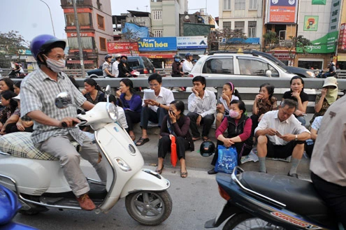 Trước Tết nguyên tiêu một ngày, chùa Hà đông nghịt người đến làm lễ (chiều 14 âm lịch). Nhiều người mua vé số cầu may trước cửa chùa. Trẻ em cũng đi chùa cúng rằm đầu tiên của năm. Bé Ánh (7 tuổi) ngẩn ngơ với bó hương trong khi chờ mẹ làm lễ bên trong. Lửa hóa vàng liên tục cháy đỏ. Tại tổ đình Phúc Khánh, hàng nghìn người xếp hàng ngoài đường Tây Sơn làm lễ cầu an. Oản, chuối chuẩn bị được phát lộc bày trên vỉa hè ngoài cổng. Lối vào cổng chùa Phúc Khánh không còn một chỗ trống, việc đi lại khá khó khăn. Cảnh sát phải trèo qua dải phân cách để giải quyết ùn tắc giao thông khu vực này. Tuy nhiên, đến tối khu vực Ngã Tư Sở vẫn bị tắc nghẽn.