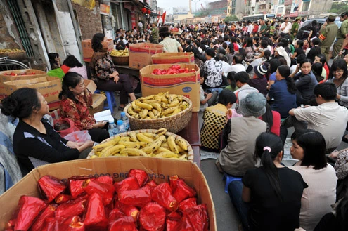 Trước Tết nguyên tiêu một ngày, chùa Hà đông nghịt người đến làm lễ (chiều 14 âm lịch). Nhiều người mua vé số cầu may trước cửa chùa. Trẻ em cũng đi chùa cúng rằm đầu tiên của năm. Bé Ánh (7 tuổi) ngẩn ngơ với bó hương trong khi chờ mẹ làm lễ bên trong. Lửa hóa vàng liên tục cháy đỏ. Tại tổ đình Phúc Khánh, hàng nghìn người xếp hàng ngoài đường Tây Sơn làm lễ cầu an. Oản, chuối chuẩn bị được phát lộc bày trên vỉa hè ngoài cổng. Lối vào cổng chùa Phúc Khánh không còn một chỗ trống, việc đi lại khá khó khăn. Cảnh sát phải trèo qua dải phân cách để giải quyết ùn tắc giao thông khu vực này. Tuy nhiên, đến tối khu vực Ngã Tư Sở vẫn bị tắc nghẽn.