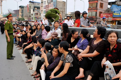 Trước Tết nguyên tiêu một ngày, chùa Hà đông nghịt người đến làm lễ (chiều 14 âm lịch). Nhiều người mua vé số cầu may trước cửa chùa. Trẻ em cũng đi chùa cúng rằm đầu tiên của năm. Bé Ánh (7 tuổi) ngẩn ngơ với bó hương trong khi chờ mẹ làm lễ bên trong. Lửa hóa vàng liên tục cháy đỏ. Tại tổ đình Phúc Khánh, hàng nghìn người xếp hàng ngoài đường Tây Sơn làm lễ cầu an. Oản, chuối chuẩn bị được phát lộc bày trên vỉa hè ngoài cổng. Lối vào cổng chùa Phúc Khánh không còn một chỗ trống, việc đi lại khá khó khăn. Cảnh sát phải trèo qua dải phân cách để giải quyết ùn tắc giao thông khu vực này. Tuy nhiên, đến tối khu vực Ngã Tư Sở vẫn bị tắc nghẽn.
