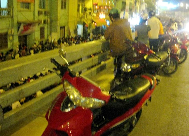 Nhiều người đi đường đã dừng xe ngay trên thành cầu để đứng lại xem gây tắc nghẽn giao thông.