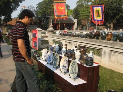 Thơ in trên gốm hút khách ảnh 7 Ảnh minh họa