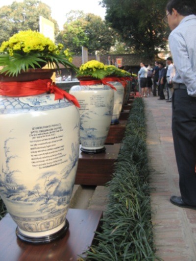 Thơ in trên gốm hút khách ảnh 5 Ảnh minh họa