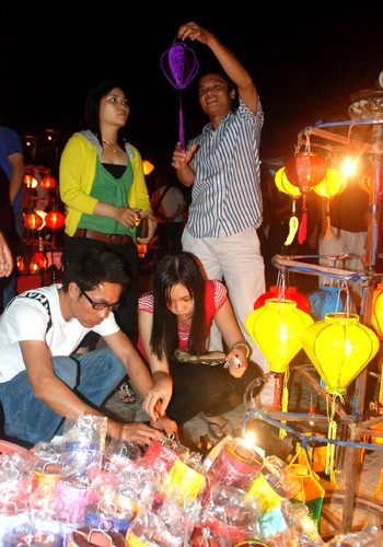 Cảnh chọn mua đèn lồng ở phố cổ.