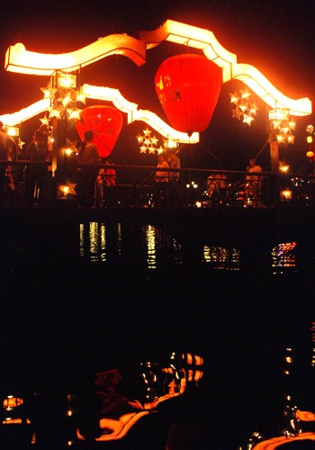 Đèn lồng tỏa sáng mặt nước sông Hoài, phố cổ Hội An.