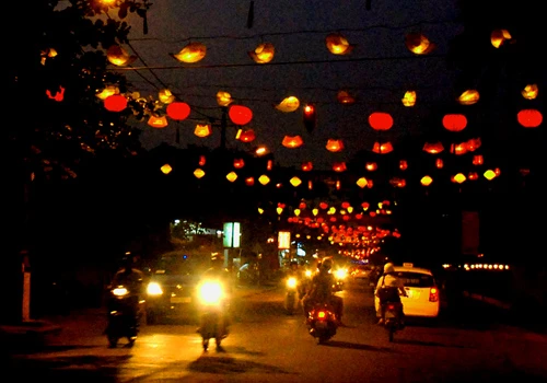 Đèn lồng đủ màu sắc, kính cỡ trang trí sáng lung linh trên khắp các tuyến đường phố cồ Hội An.