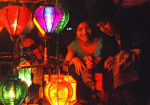 Đôi bạn trẻ vừa chọn mua một chiếc đèn lồng ưng ý. Chụp ảnh lưu niệm bên đèn lồng “trái tim mùa xuân” bên sông Hoài, phố cổ Hội An. Du khách nước ngoài mua đèn lồng ở phố cổ Hội An về làm kỷ niệm. Cảnh chọn mua đèn lồng ở phố cổ. Đèn lồng tỏa sáng mặt nước sông Hoài, phố cổ Hội An. Du khách nước ngoài thích thú khi được đi xuồng ngắm đèn lồng lung linh trong đêm, thả hoa đăng trên trên sông Hoài.