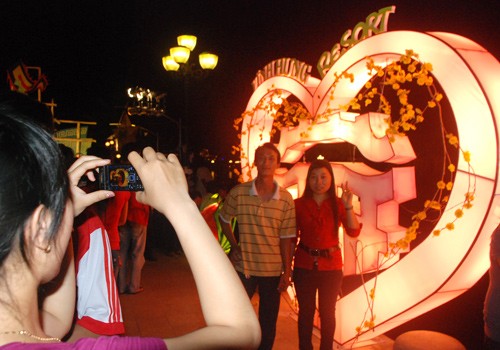 Chụp ảnh lưu niệm bên đèn lồng “trái tim mùa xuân” bên sông Hoài, phố cổ Hội An. Du khách nước ngoài mua đèn lồng ở phố cổ Hội An về làm kỷ niệm. Cảnh chọn mua đèn lồng ở phố cổ. Đèn lồng tỏa sáng mặt nước sông Hoài, phố cổ Hội An. Du khách nước ngoài thích thú khi được đi xuồng ngắm đèn lồng lung linh trong đêm, thả hoa đăng trên trên sông Hoài.