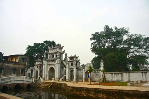 Cổng ngũ môn chùa Bối Khê. Chính điện chùa Bối Khê. Hồ sen trong chùa. Sân và tam quan chùa nhìn từ mặt sau. Hai quả chuông lớn, đường kính 60 cm, cao 1 m được đúc và treo ở tầng trên cổng tam quan năm Thiệu Trị thứ 4 (1844). Tượng rồng gắn liền với chuông đồng được đúc tinh xảo. Dấu vết ngôi giếng cổ bên tòa hậu điện. Đường xuống địa đạo.