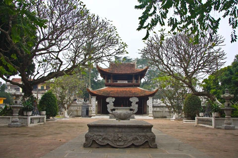 Cổng ngũ môn chùa Bối Khê. Chính điện chùa Bối Khê. Hồ sen trong chùa. Sân và tam quan chùa nhìn từ mặt sau. Hai quả chuông lớn, đường kính 60 cm, cao 1 m được đúc và treo ở tầng trên cổng tam quan năm Thiệu Trị thứ 4 (1844). Tượng rồng gắn liền với chuông đồng được đúc tinh xảo. Dấu vết ngôi giếng cổ bên tòa hậu điện. Đường xuống địa đạo.