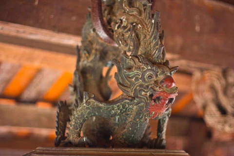 Cổng ngũ môn chùa Bối Khê. Chính điện chùa Bối Khê. Hồ sen trong chùa. Sân và tam quan chùa nhìn từ mặt sau. Hai quả chuông lớn, đường kính 60 cm, cao 1 m được đúc và treo ở tầng trên cổng tam quan năm Thiệu Trị thứ 4 (1844). Tượng rồng gắn liền với chuông đồng được đúc tinh xảo. Dấu vết ngôi giếng cổ bên tòa hậu điện. Đường xuống địa đạo.