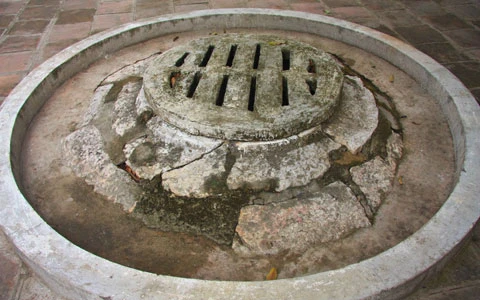 Cổng ngũ môn chùa Bối Khê. Chính điện chùa Bối Khê. Hồ sen trong chùa. Sân và tam quan chùa nhìn từ mặt sau. Hai quả chuông lớn, đường kính 60 cm, cao 1 m được đúc và treo ở tầng trên cổng tam quan năm Thiệu Trị thứ 4 (1844). Tượng rồng gắn liền với chuông đồng được đúc tinh xảo. Dấu vết ngôi giếng cổ bên tòa hậu điện. Đường xuống địa đạo.