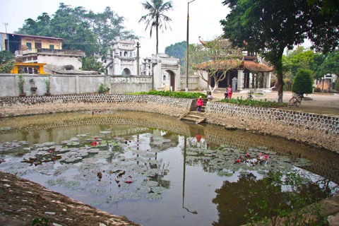Cổng ngũ môn chùa Bối Khê. Chính điện chùa Bối Khê. Hồ sen trong chùa. Sân và tam quan chùa nhìn từ mặt sau. Hai quả chuông lớn, đường kính 60 cm, cao 1 m được đúc và treo ở tầng trên cổng tam quan năm Thiệu Trị thứ 4 (1844). Tượng rồng gắn liền với chuông đồng được đúc tinh xảo. Dấu vết ngôi giếng cổ bên tòa hậu điện. Đường xuống địa đạo.