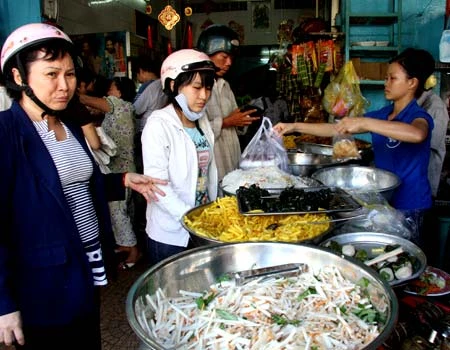 Quán cơm chay Thuyền Viên đông khách rằm tháng Giêng. Ảnh: Thiên Chương.