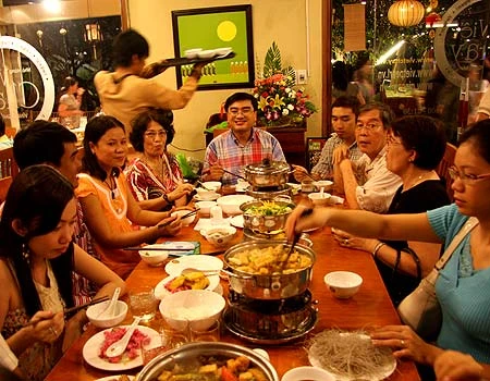 Đêm Nguyên Tiêu cả nhà đưa nhau đi ăn chay. Ảnh: Thiên Chương.
